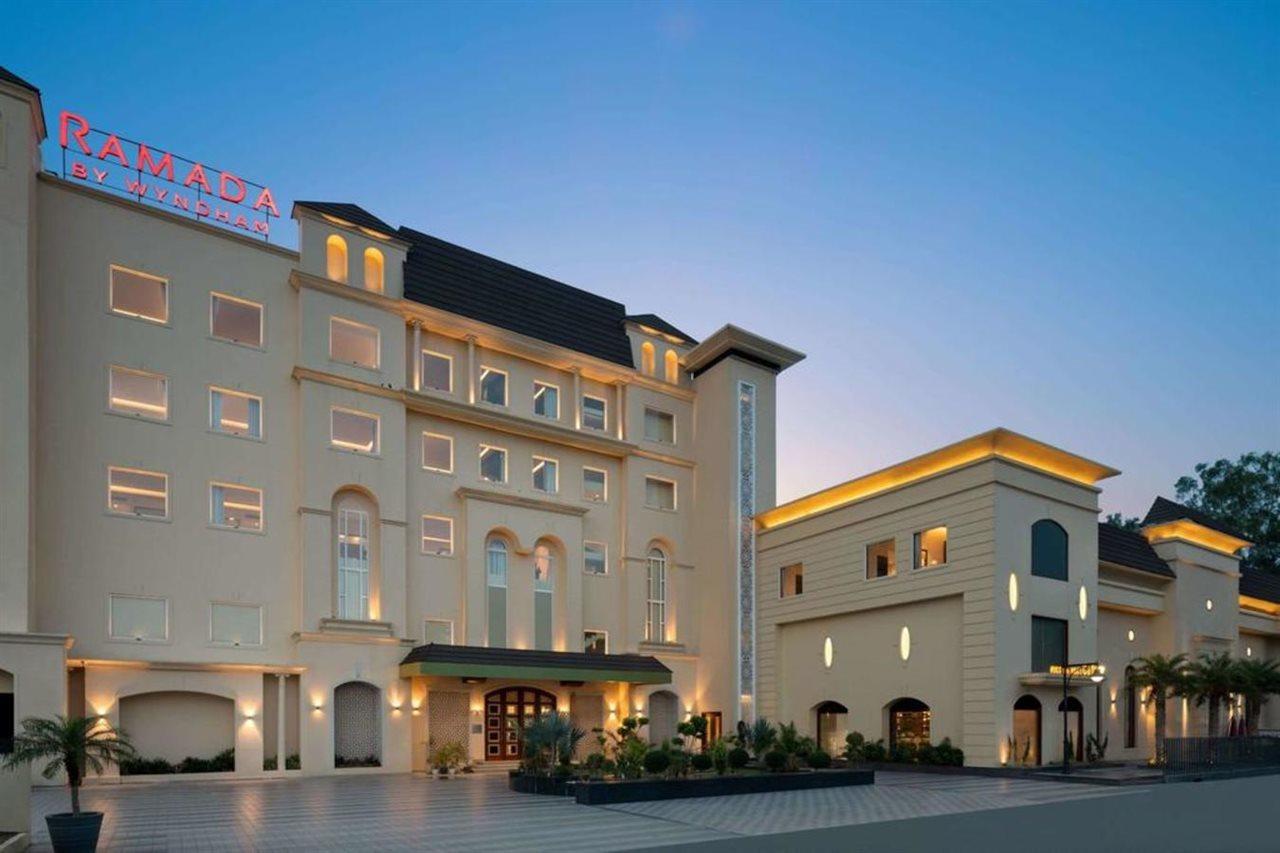 Готель Ramada By Wyndham Kapurthala Екстер'єр фото