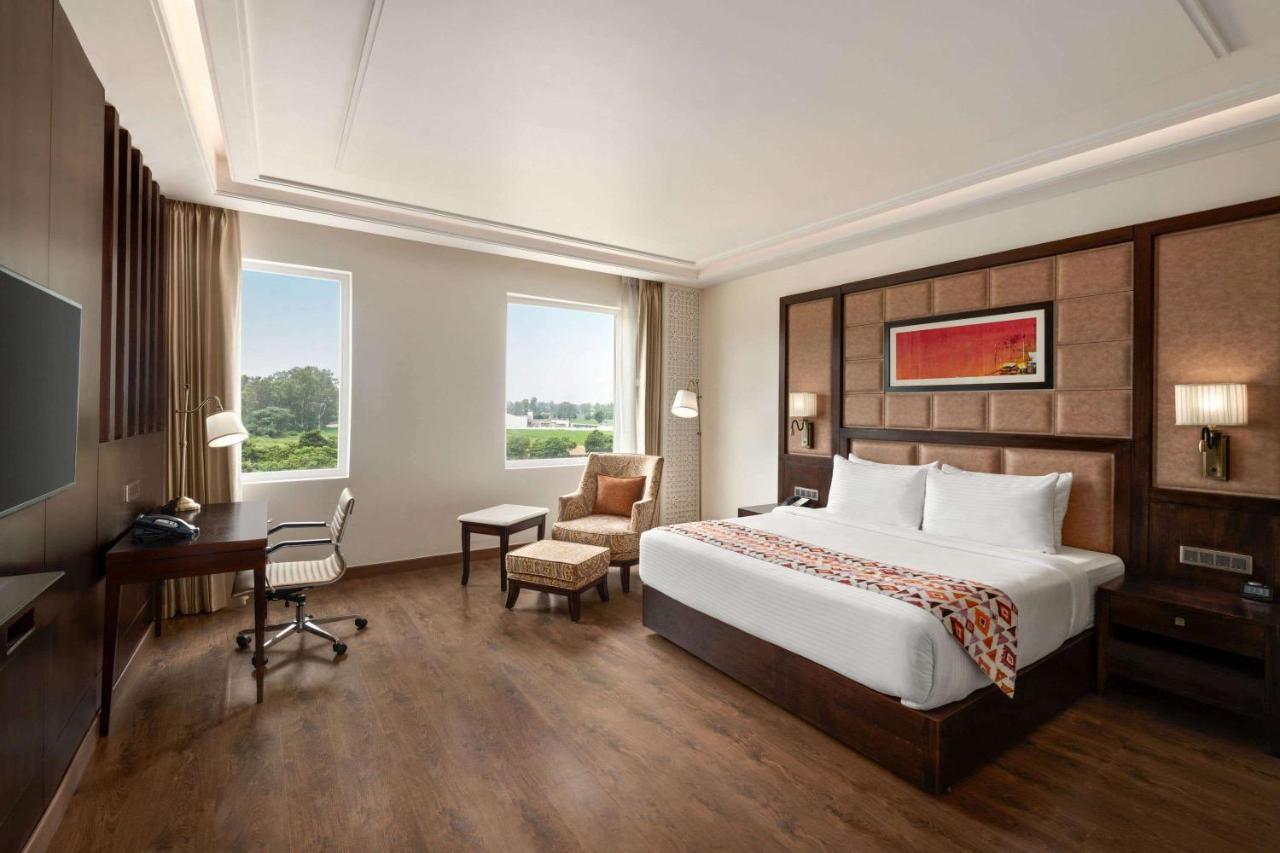 Готель Ramada By Wyndham Kapurthala Екстер'єр фото